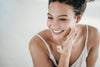 Facetheory Blog - Poren verfeinern: diese Tipps helfen Header Bild Frau mit Hautpflege