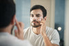 Facetheory Blog - Gesichtspflege für Männer - Wie pflegt man Männerhaut richtig? - Titelbild Mann mit gesichtscreme