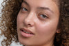 Facetheory Blog - Pigmentstörung braune Flecken Header Bild Frau mit Sommersprossen